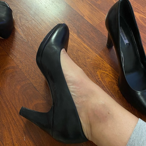 Ecco heels perfect for the office and very modest. I wore them to work maybe 6 x - Picture 2 of 4